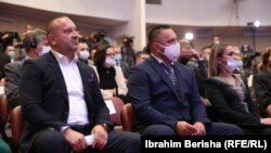 Në anën e djathtë, me maskë të bardhë, trajneri Driton Kuka dhe në anën tjetër kryetari i Federatës së Xhudos së Kosovës, Agron Kuka.