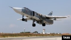 Расейскі самалёт Су-24 на авіябазе "Хмэймим". Сырыя, Латакія, 4 кастрычніка 2015 году