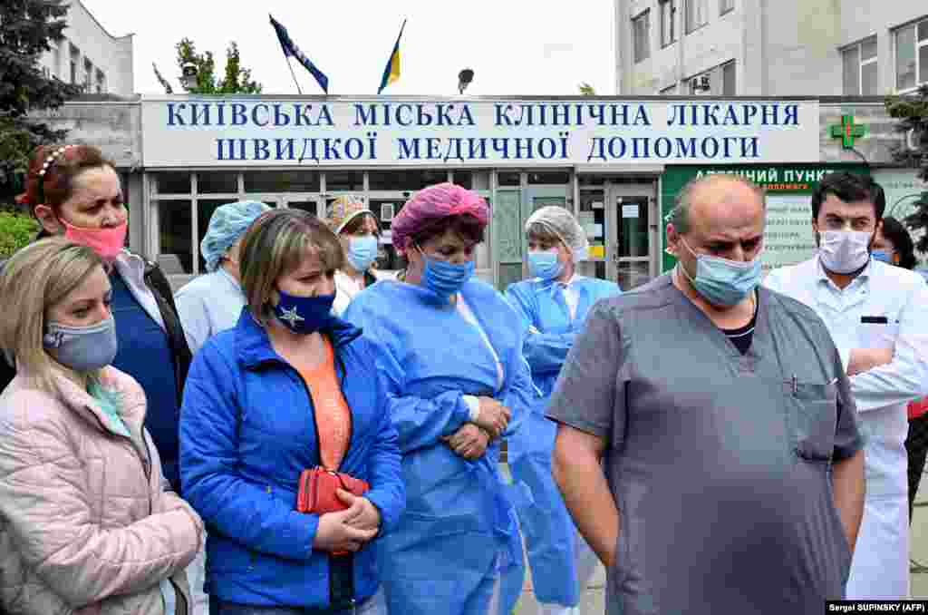 Лекари и медицински сестри се собираат пред болница во Киев на 6 мај во знак на протест против намалувањето на платите како резултат на тековните медицински реформи во земјата.