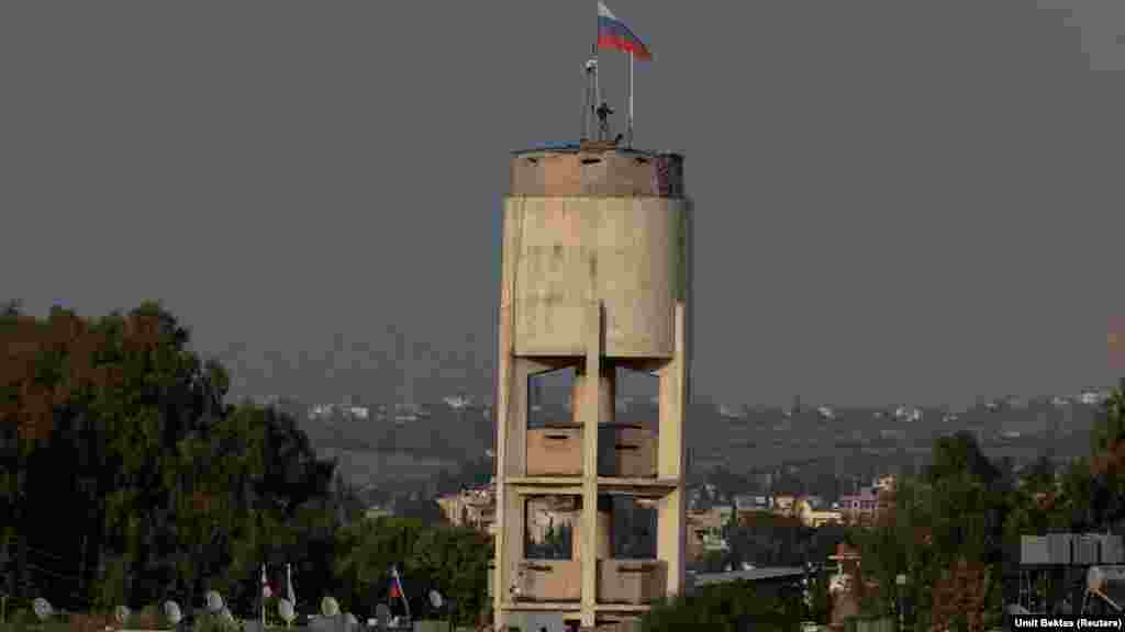 Ushtarët rusë duke instaluar atë që duket të jetë një sistem kamerash mbi një kullë brenda bazës Hmeimim. Përveç këtij sistemi të dukshëm CCTV, të cilin Bektas e kapi duke u ndërtuar, ai thotë se ka gjithashtu &quot;një sistem mbikëqyrjeje me sy kah qielli, si një zepelin në majë të bazës ajrore për të vëzhguar përreth&quot;.