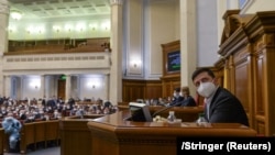 Ukrajinski predsjednik Volodimir Zelenski (Volodymyr Zelenskiy) sa zaštitnom maskom u parlamentu