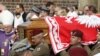 Польские военные несут гроб с останками президента Леха Качиньского перед церковью Успения Девы Марии (Мариацким костелом) в Кракове. 19 апреля 2010