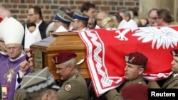 Польские военные несут гроб с останками президента Леха Качиньского перед церковью Успения Девы Марии (Мариацким костелом) в Кракове. 19 апреля 2010