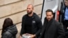 Andrewa Tatea i njegovog brata Tristana, desno, policajci dovode u Apelacioni sud u Bukureštu, Rumunija, 10. januara 2023. 