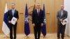 Ambasadorul Finlandei la NATO, Klaus Korhonen (stânga), secretarul general al NATO, Jens Stoltenberg (centru), și ambasadorul Suediei la NATO, Axel Wernhoff (dreapta), la ceremonia de depunere a cererilor de aderare la NATO a celor două țări nordice, Bruxelles, 18 mai 2022