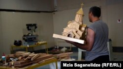Основать цех, закупить инструменты и станки, покупать сырье, оплачивать труд пробационеров удается благодаря гранту Международной организации миграции