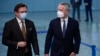 Generalni sekretar NATO-a Jens Stoltenberg i ukrajinski ministar spoljnih poslova Dmytro Kuleba u briselu 13. aprila 2021.