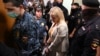 Pe 1 august, Marina Ovsiannikova era dusă la tribunal, fiind acuzată de „discreditarea armatei ruse”, Moscova, Rusia, 1 august 2022. 