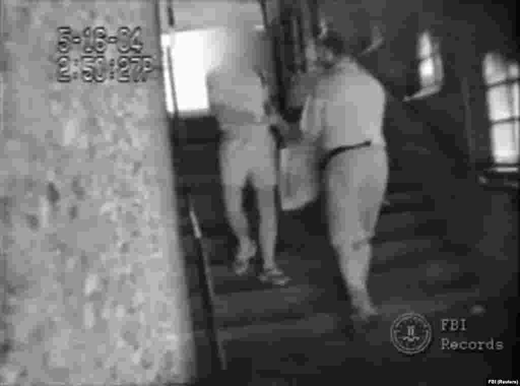 ФБР разпространи видео от 2004 г., на което се вижда руският ръководител на шпионската мрежа Кристофър Мецос, докато получава пълна с пари пазарска торба от представител на руското посолство. От ФБР заявиха, че Мецос е ръководител на мрежата на руските шпиони, които се опитаха да се вкопаят в американското общество в опит да се доближат до хора с власт и да научат тайни. ФБР обаче заяви, че не е открадната класифицирана информация. Мецос беше 11-ият шпионин в мрежата и беше арестуван в Кипър.