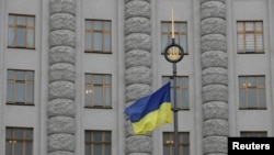 Flamuri ukrainas pranë ndërtesës së Qeverisë në Kiev, 24 shkurt 2022.