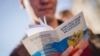 Поднимали руки, опускали глаза. Как в России запугивают школьников