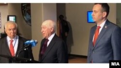 Посредникот во спорот за името Метју Нимиц и преговарачите од Македонија и од Грција, Васко Наумовски и Адамантиос Василакис во Њујорк, 17.01.2017.