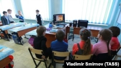 Copiii se uită la desene animate într-o sală de clasă. Psihologii spun că părinții trebuie să acorde importanță modului în care desenele animate sunt privite.
