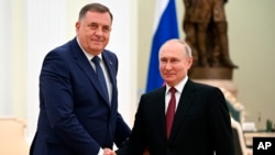 Presidenti i Republikës Sërpska, Millorad Dodik, gjatë një takimi me presidentin rus, Vladimir Putin, në Moskë më 2023. 