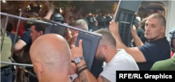 Jovan Kecman para zyrës së SNS-së në Novi Sad më 15 gusht 2025.