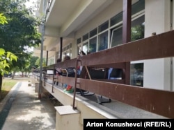 Në ballkonet e klinikave të QKUK-së shihen familjarë të pacientëve me COVID-19.