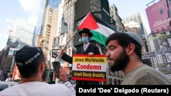 Protest al unui evreu împotriva violențelor statului Israel. SUA.