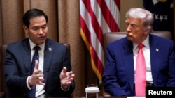 Secretarul de stat, Marco Rubio, dând o explicație președintelui Donald Trump, la o ședință a administrației, pe 10 aprilie 2025 