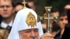 Патриарх Кирилл благословляет верующих во время молебна в Киеве, 27 июля 2009 