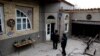 Сотрудники милиции пришли с обыском в дом риштанского гончара.