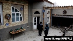 Сотрудники милиции пришли с обыском в дом риштанского гончара.
