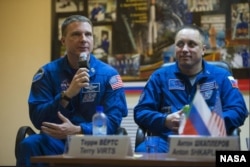 Terry Virts dhe Anton Shkaplerov para se të niseshin drejt hapësirës më 2014.