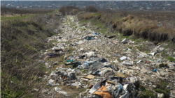 Gunoaie spălate în râu la fiecare ploaie