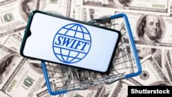 Fotografi ilustruese, e cila shfaq logon e sistemit SWIFT.