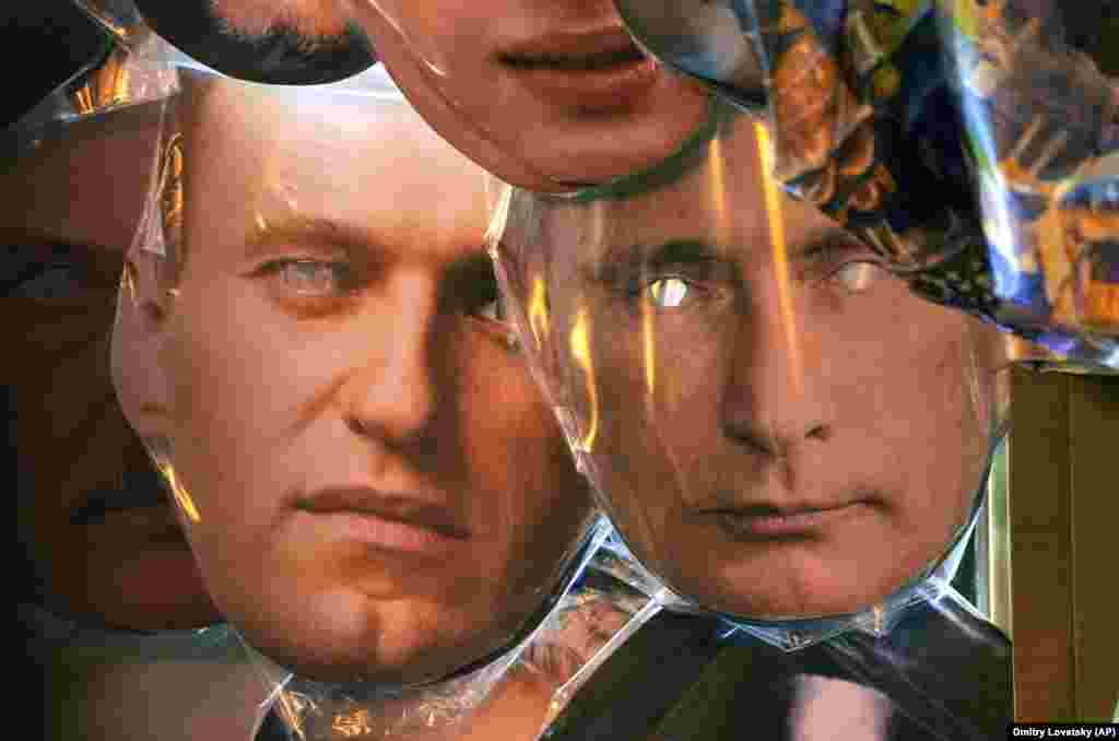 Înaintea alegerilor, un magazin din St. Petersburg a scos la vânzare măști care îi ilustrează pe Vladimir Putin și pe principalul său oponent, Alexei Navalnîi, aflat în închisoare.