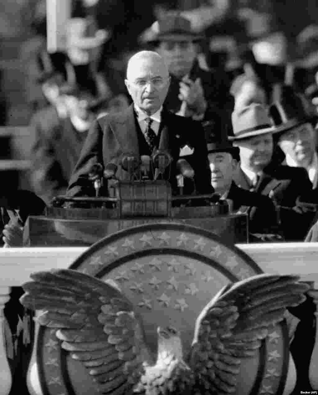 Președintele Harry S. Truman își rostește discursul inaugural de la Capitoliu la 20 ianuarie 1949. Discursul a marcat începutul singurului mandat complet de președinte al lui Truman. Acesta a fost vicepreședinte în timpul lui Roosevelt și a preluat administrația după moartea lui Roosevelt, în aprilie 1945.