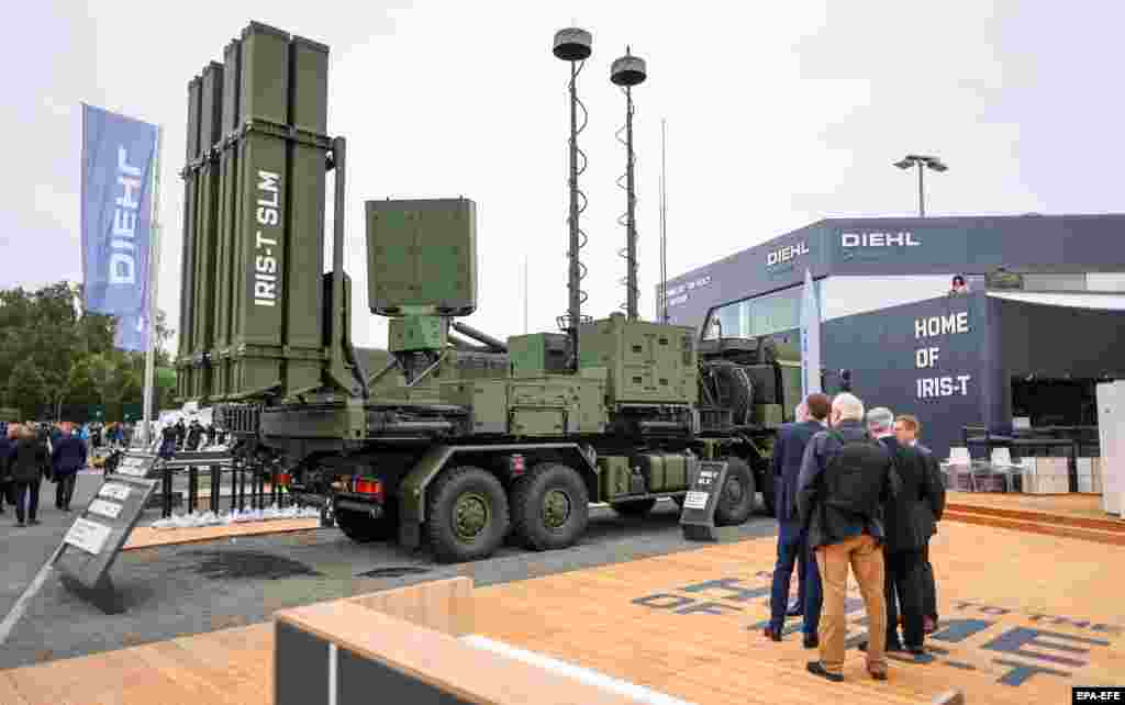 Gjashtëdhjetë miluonë euro do të shpenzohen për sistemet e mbrojtjes raketore IRIS-T SLM. Arma gjermane mund të godasë objektiva ajrore nga një largësi prej 40 kilometrash. Sistemi i mbrojtjes ajrore ka një radar të aftë për të gjurmuar qindra objektiva individuale njëkohësisht. Ai, po ashtu, mund të vërejë objektiva në mënyrë optike, duke e bërë të padukshëm ndaj paralajmëruesve për radarë. Gjermania është zotuar se do t&#39;ia mundësojë Ukrainës nëntë sisteme IRIS-T deri më 2026.