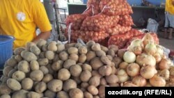 Картофель и лук на рынке «Чорсу» в Ташкенте.