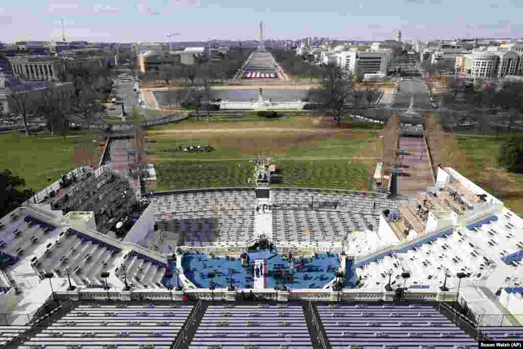 Pogled na scenu na Capitol Hillu u Washingtonu, u utorak, 19. januara, uoči 59. predsedničke inauguracije.