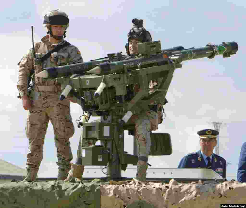 Edhe 60 milionë euro të tjerë do të shpenzohen për blerjen e sistemeve kundërajrore Mistral. Arma franceze, e cila tashmë përdoret në Ukrainë, është më e rëndë sesa ekuivalentët e saj amerikanë dhe rusë që lëshohen nga krahu, por vendosja në trekëmbësh i mundëson periudha të vazhdueshme gatishmërie. Një sistem i tuillë mund të përdoret nga ekipet e artiljerëve që operojnë në periferitë e kryeqyteteve ukrainase, të cilat kanë për detyrë të rrëzojnë dronët rusë në ardhje.