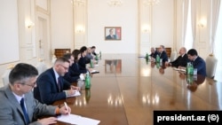 Prezident İlham Əliyev Avropa İttifaqının Genişlənmə üzrə komissarını qəbul edib