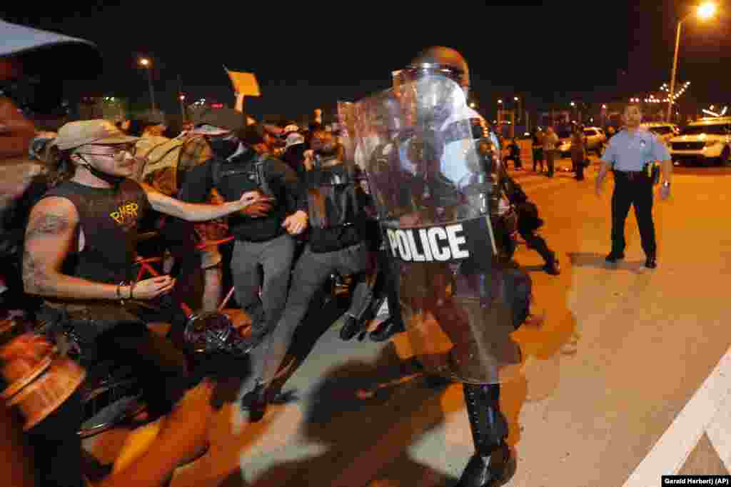 Ciocniri între manifestanți și poliție, pe un pod peste râul Mississippi, la New Orleans, 3 iunie