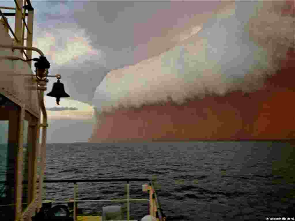 Australija - Dramatičan oblak obojen crvenom prašinom,&uml;putuje&uml; preko Indijskog oceana u blizini Onslowa, 9. januar 2013. Foto: REUTERS / Brett Martin 