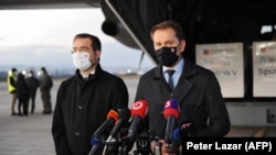 Slovački ministar zdravlja Marek Krajči (lijevo) i premijer Igor Matovič daju izjave na aerodromu nakon preuzimanja pošilje ruske vakcine "Sputnjik V" (1. mart)
