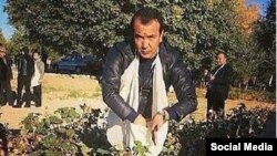 Ранее узбекские власти привлекали известных артистов и певцов к хлопкоуборочной кампании. Узбекский певец Озодбек Назарбеков на сборе хлопка.