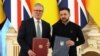 Premierul Marii Britanii, Keir Starmer (s.), și președintele ucrainean, Volodimir Zelenski, după ceremonia de semnare a acordului de parteneriat pe 100 de ani între cele două țări - Kiev, 16 ianuarie 2025. 