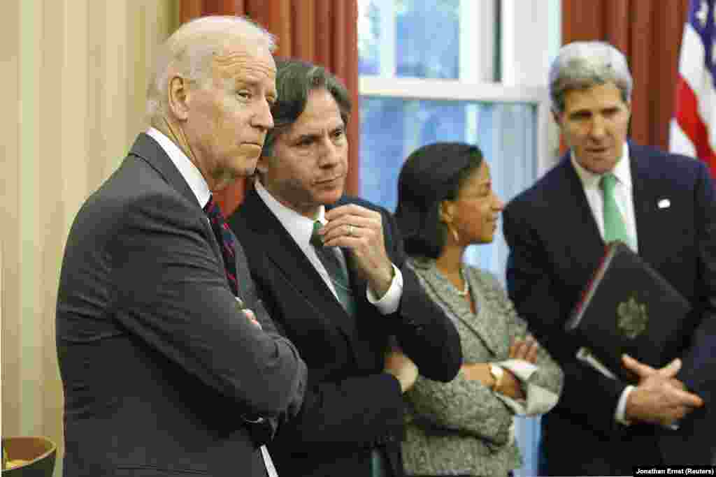 Joe Biden akkori alelnök és Antony Blinken helyettes nemzetbiztonsági tanácsadóként figyelnek, miközben Barack Obama volt amerikai elnök Irak miniszterelnökével közösen interjút ad a sajtónak az Ovális Irodában 2013. novemberében.