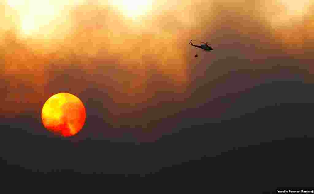 Helikopterről próbálják oltani a tüzet Spanyolországban május 20-án. Dél-Európában gyakoriak a tűzvészek a nyári hónapokban, idén azonban különösen sok bozóttűz pusztított a Földközi-tenger térségében, amelyek oltását az augusztusi hőhullámok is nehezítették