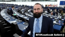 Szájer József lemondott az EP-mandátumról, és a Fideszből is kilépett