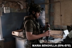 Un soldat din unitatea ucraineană de informații „Oci” a Regimentului 120 de Recunoaștere se pregătește să atașeze proiectile explozive la dronele de atac în orașul Ceasiv Iar, regiunea Donețk, septembrie 2024.