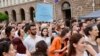 Участничка в протеста в понеделник в София държи плакат с надпис "Мечтая да лекувам, без да мизерувам"
