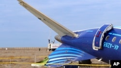 Coada aeronavei Embraer a companiei Azerbaijan Airlines, pe un câmp din apropierea orașului kazah, Aktau, pe țărmul estic al Mării Caspice. Avionul a traversat marea după ce a fost lovit în Federația Rusă, când încerca să aterizeze la Groznîi.