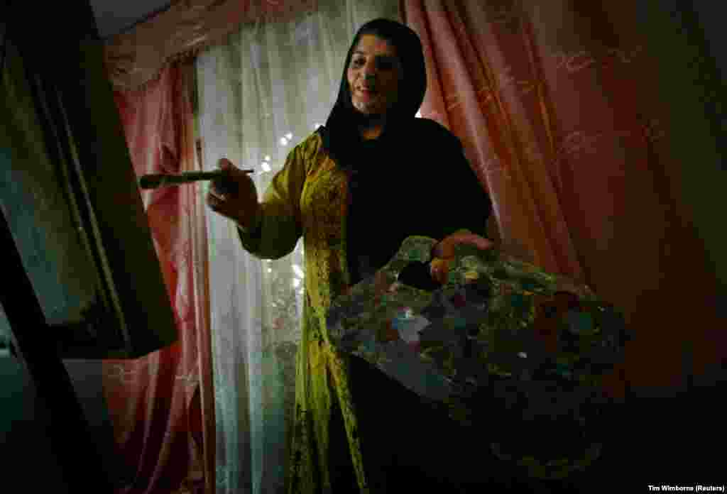 Latefa Meeran, avganistanska umetnica i univerzitetska profesorka umetnosti, slika u svom domu. (Kabul, 16. maj 2004)