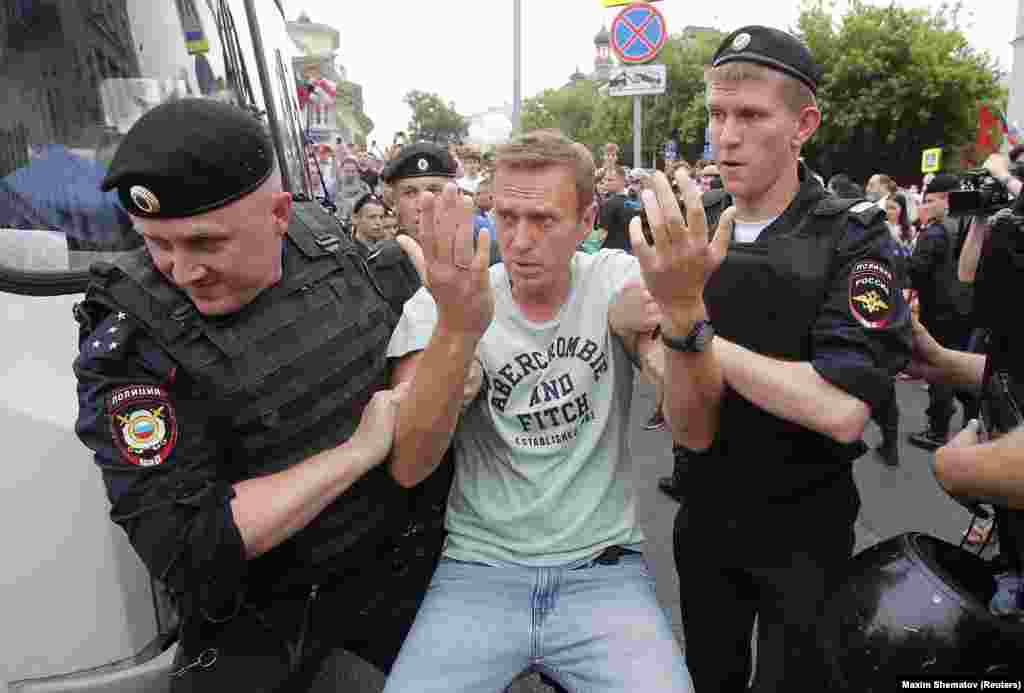 Полиция задържа Навални по време на протест в защита на разследващия журналист Иван Голунов, който е арестуван по обвинение за притежеатие на наркотици на 12 юни 2019 г. Обвинението след това отпада. &nbsp;
