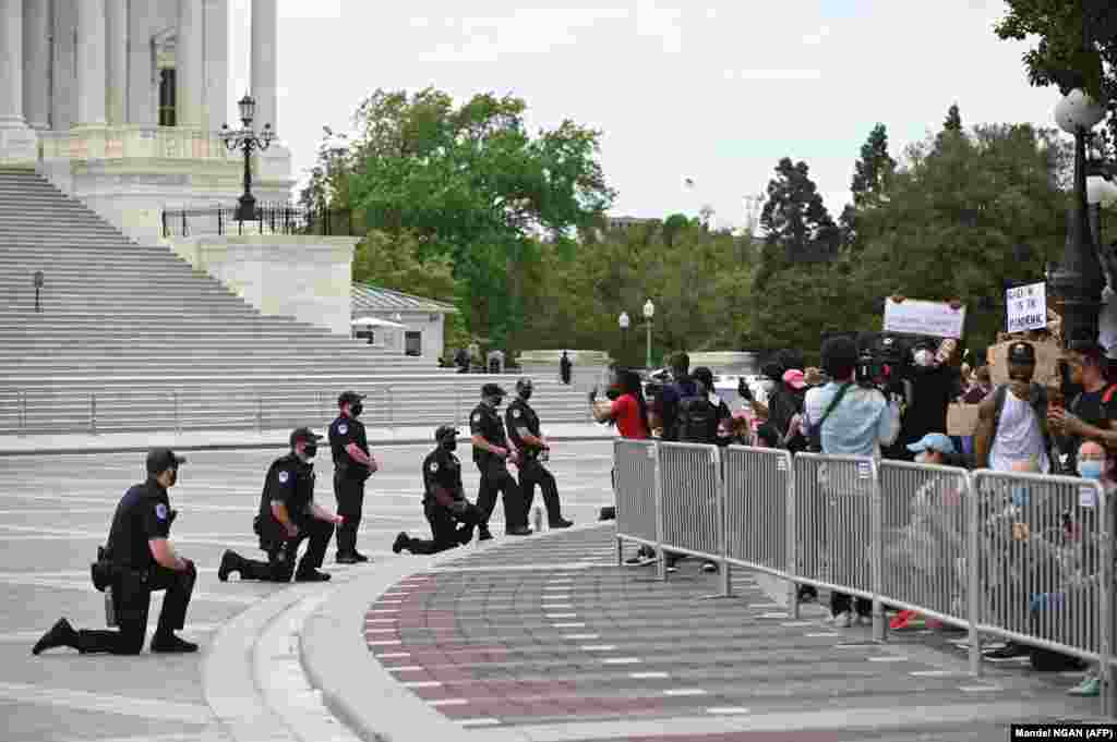 La Capitoliul de la Washington, poliția îngenunchează în fața demonstranților, în semn de solidaritate cu cei care protestează împotriva uciderii afroamericanului George Floyd, 3 iunie