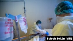 Védőfelszerelést viselő ápolók a koronavírussal fertőzött betegek fogadására kialakított intenzív osztályon a Szent János Kórházban 2020. december 9-én. 